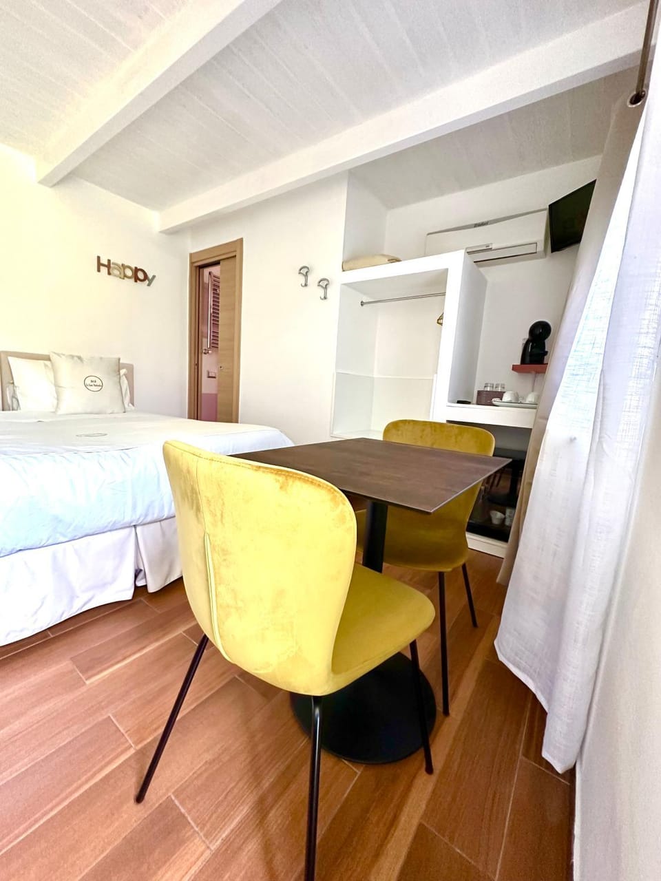 Bed, Photo of the whole room