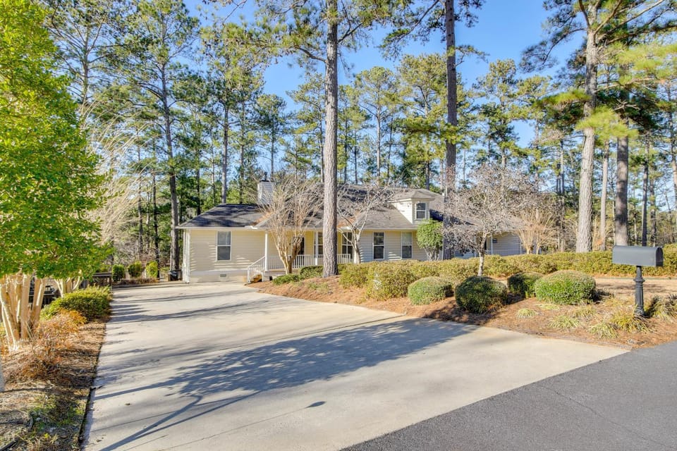 Lakefront McCormick Gem: Deck & Golf Course Views House in Clarks Hill Lake