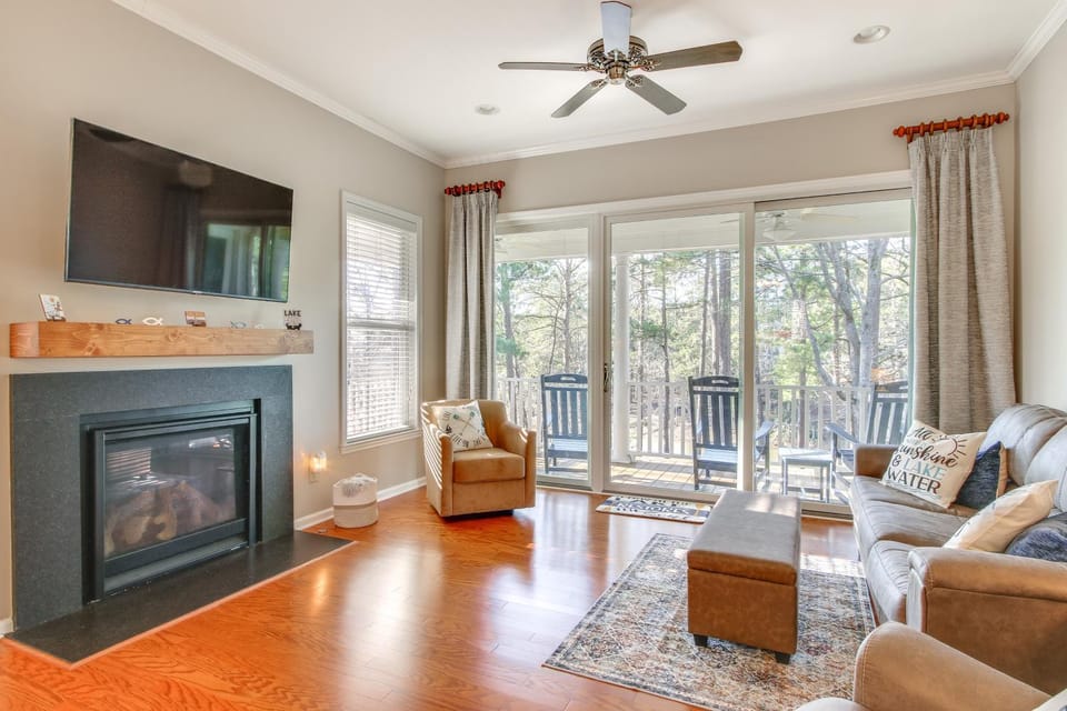 Lakefront McCormick Gem: Deck & Golf Course Views House in Clarks Hill Lake