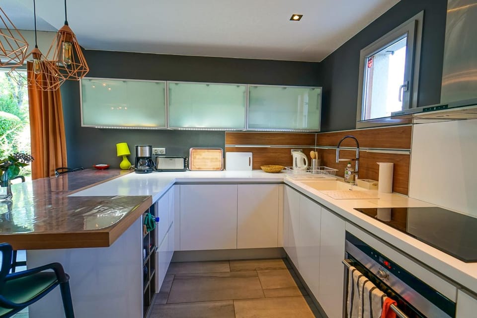 The Maryalice charming little house next to the beach! House in Talloires