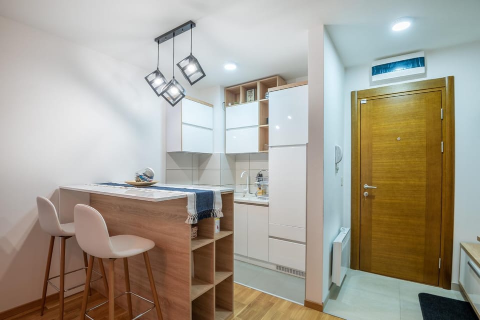 Kitchen or kitchenette, Dining area, stove