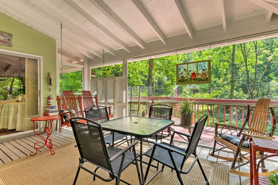 Smoky Mtn Cottage on Creek w/ Lanai & Forest Views House in Tennessee