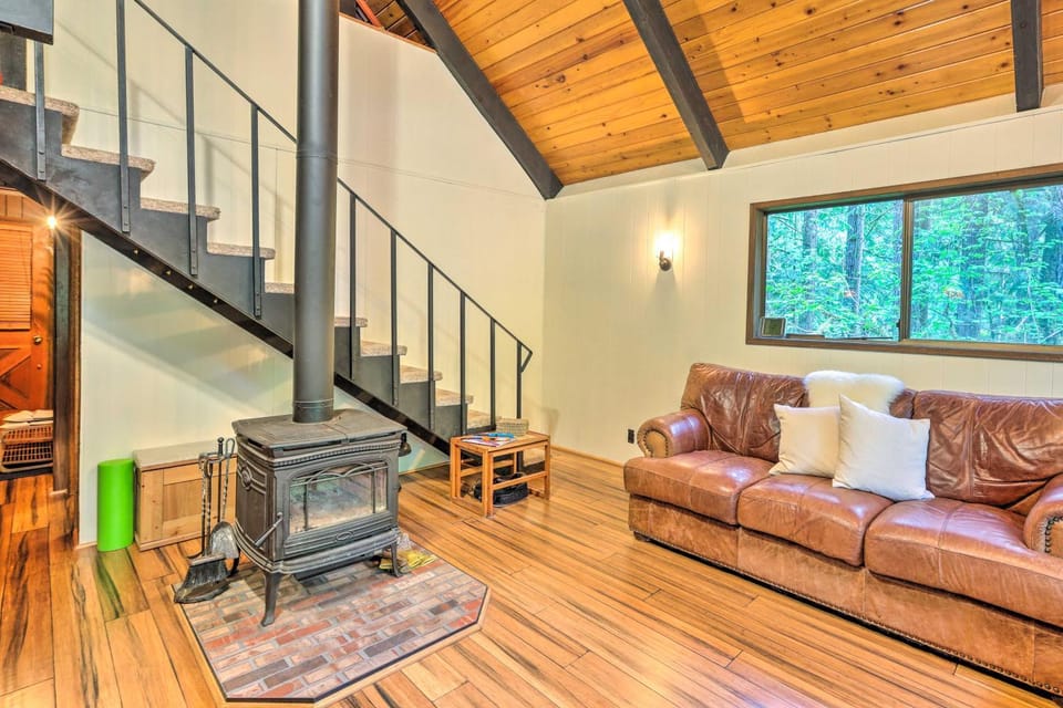 Peaceful Wooded Cabin By Mt Baker Ski Area! Cabin in Glacier