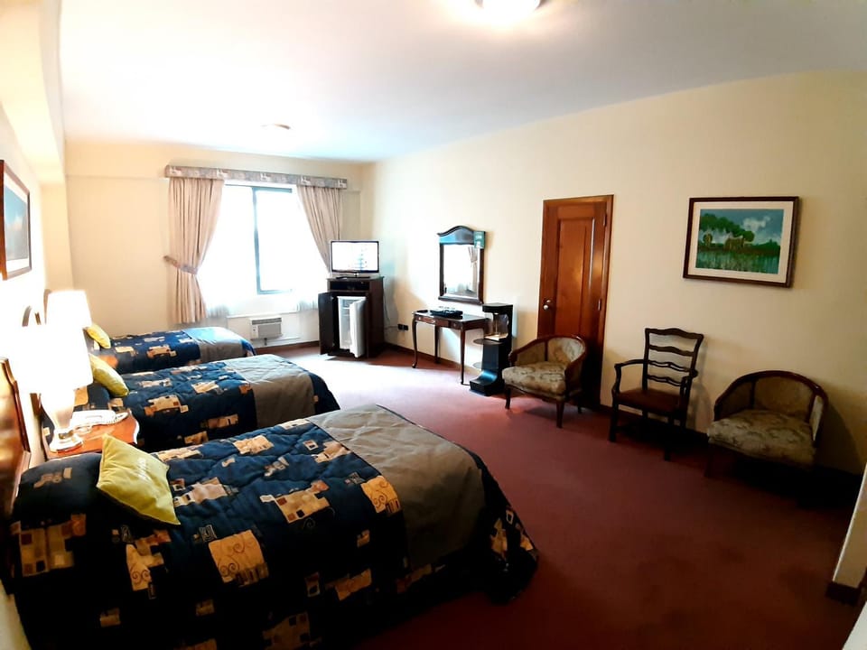 Bed, TV and multimedia, Photo of the whole room, Seating area, hair dresser