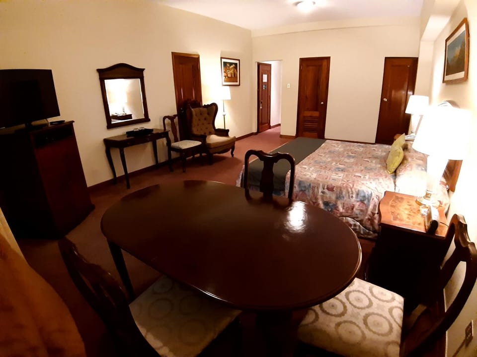 Bed, TV and multimedia, Photo of the whole room, hair dresser