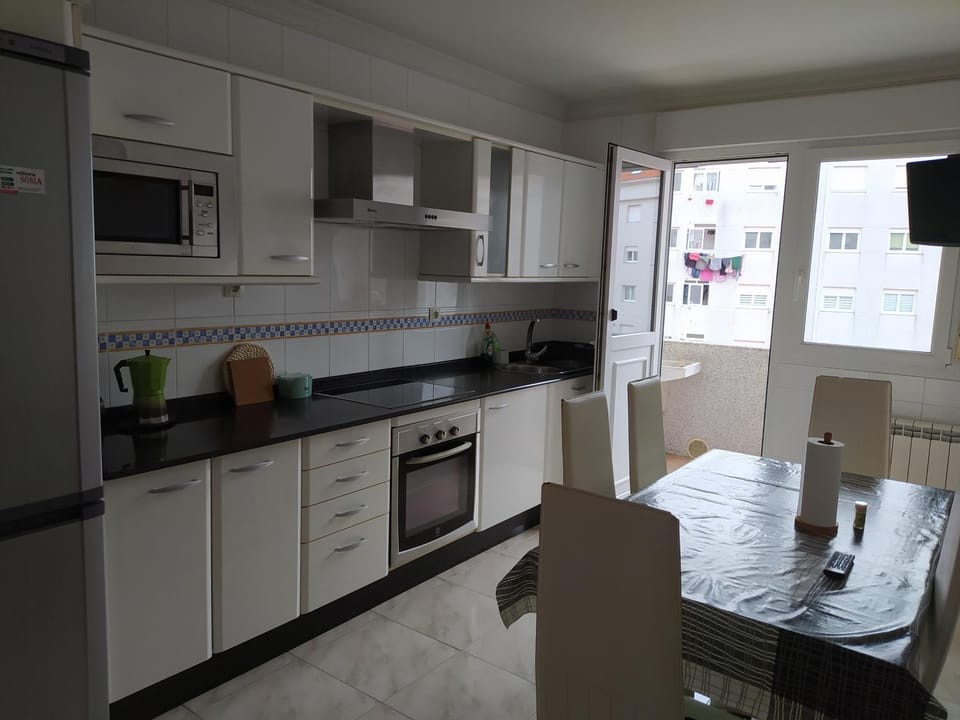 Kitchen or kitchenette, Dining area, minibar, pet friendly, stove, toaster