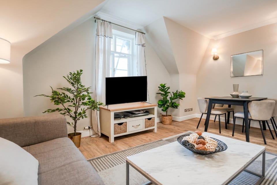 Property building, Communal lounge/ TV room, TV and multimedia, Living room, Seating area, Dining area, Evening entertainment