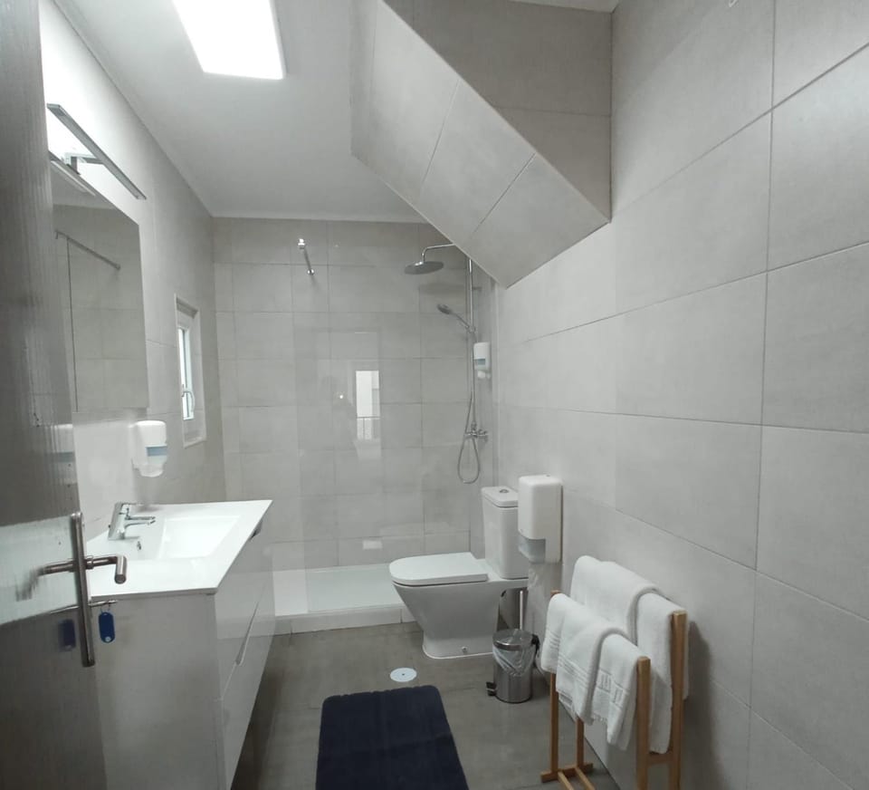 Shower, Toilet, Bathroom, Bath, towels