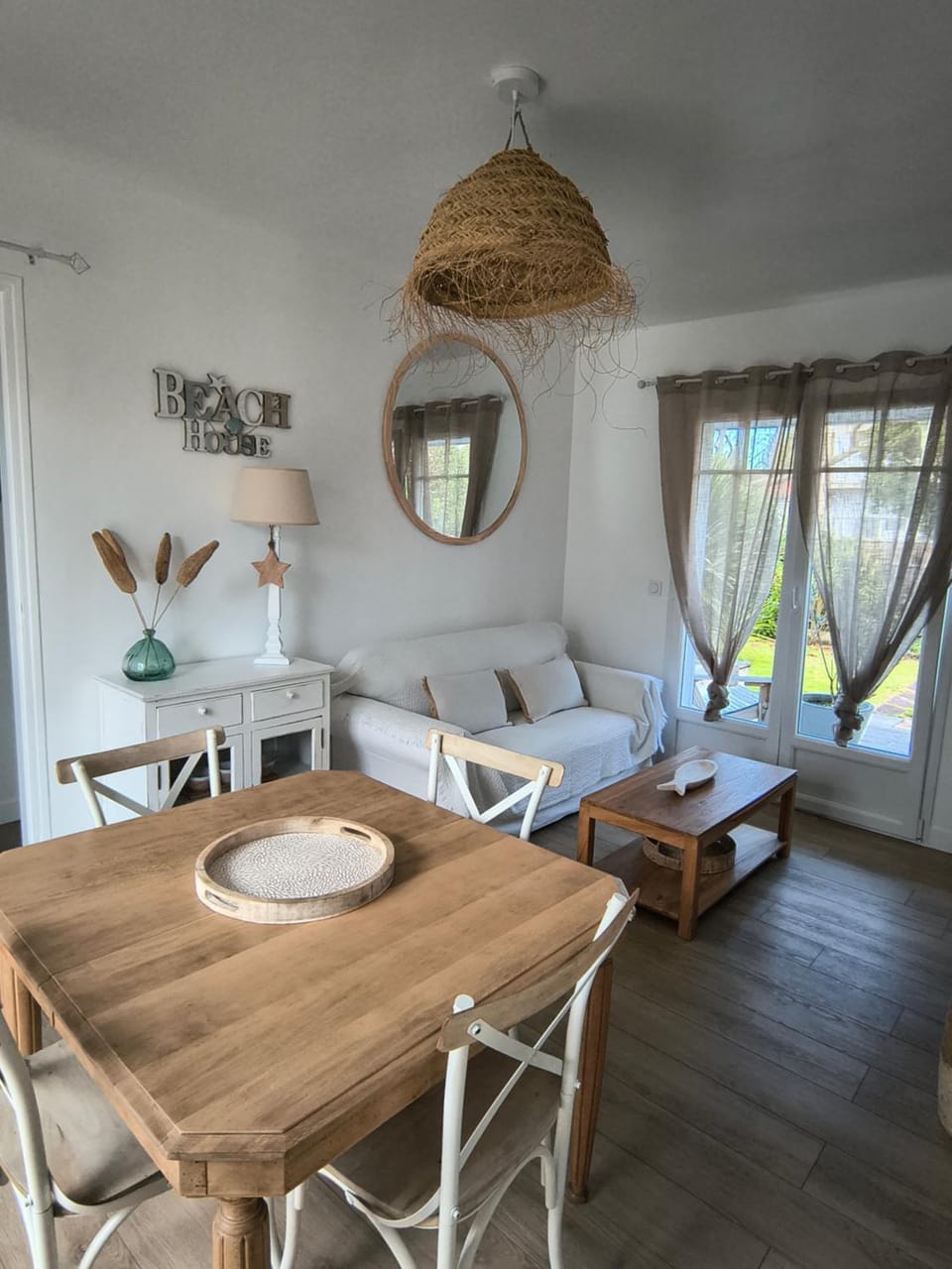 Seating area, Dining area