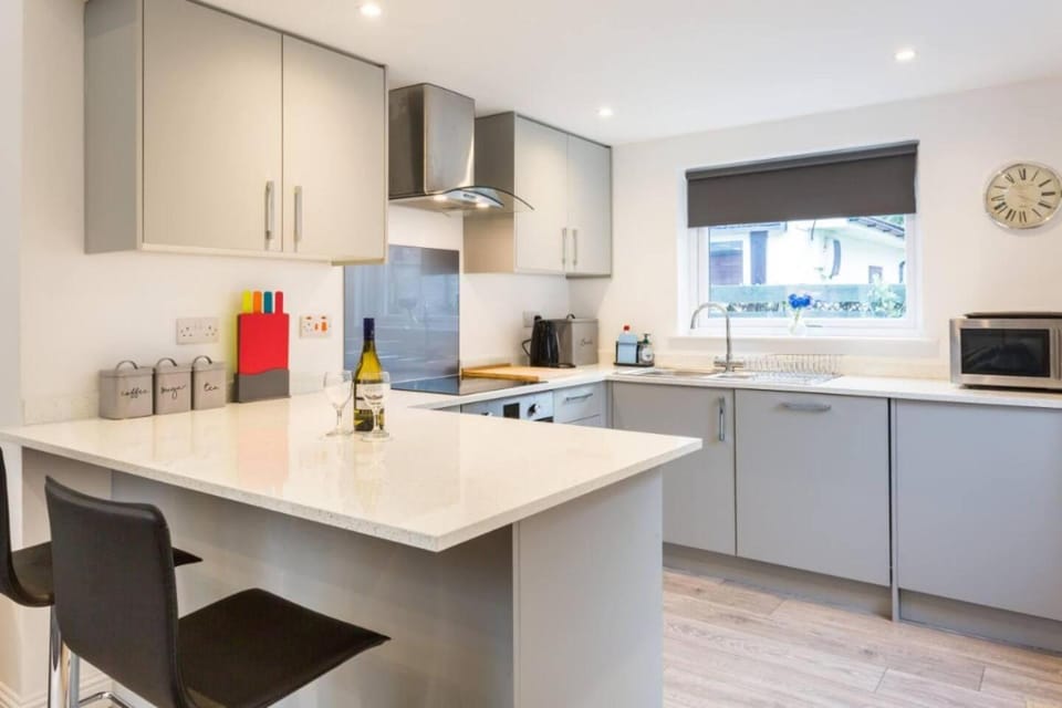 Photo of the whole room, kitchen