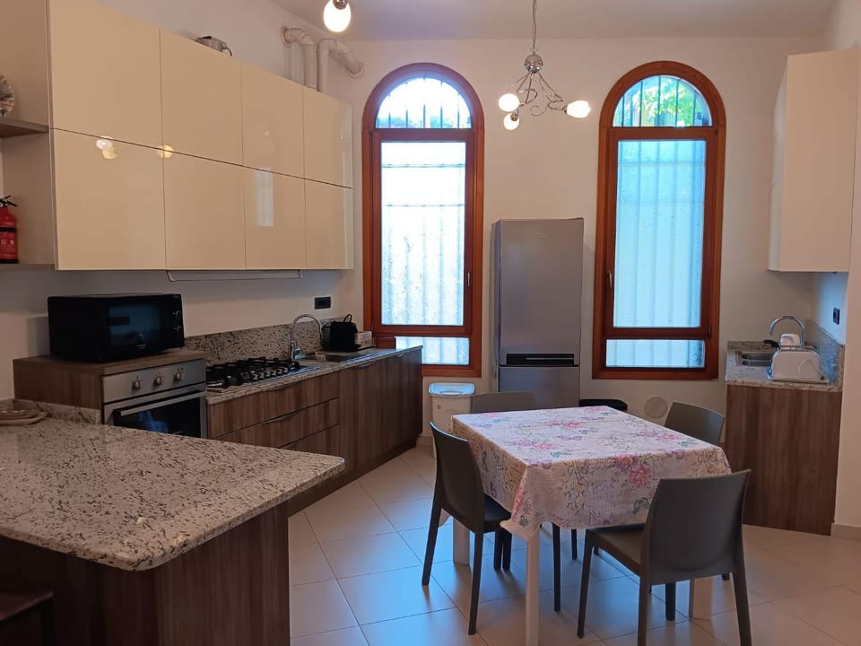 Kitchen or kitchenette, Dining area, pet friendly