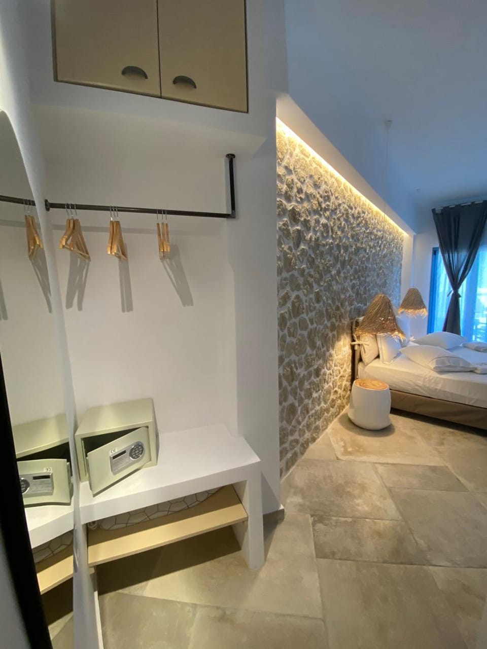 Photo of the whole room, Bedroom