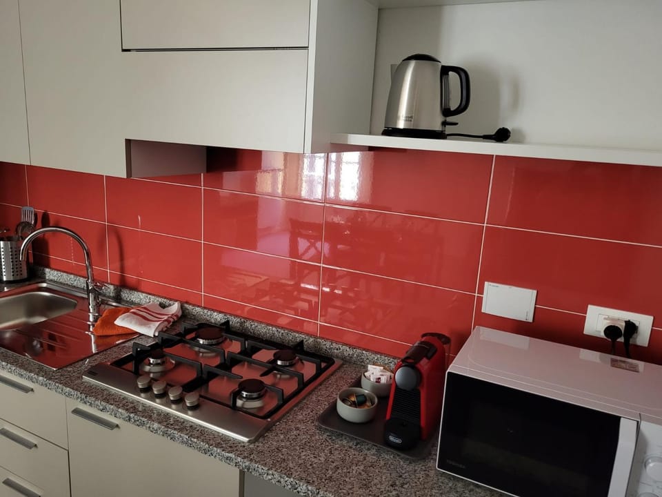 Coffee/tea facilities, minibar, stove