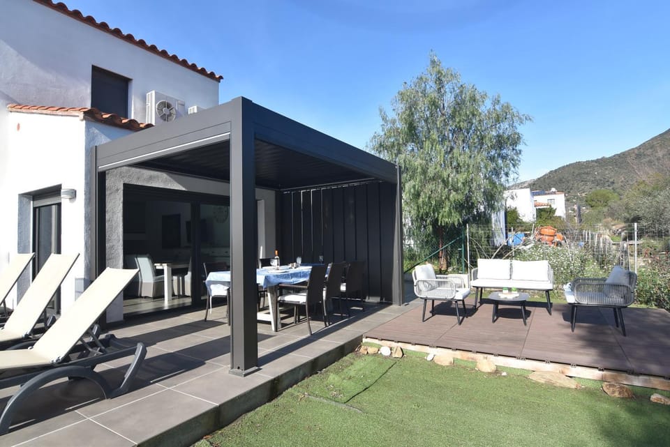 Property building, Dining area, Mountain view, sunbed