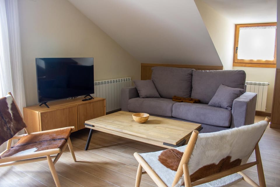 TV and multimedia, Living room, Lounge or bar, Dining area