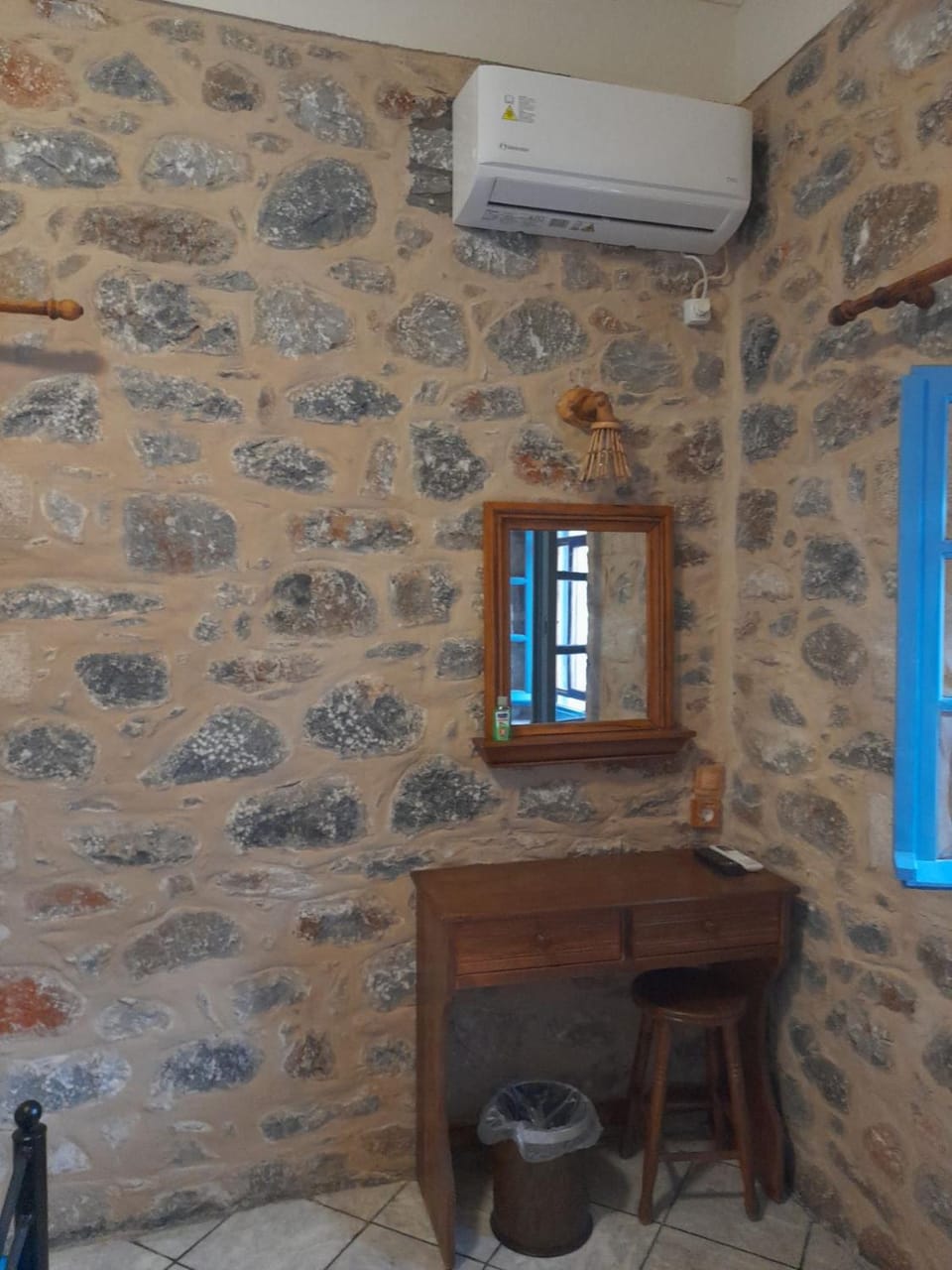 Photo of the whole room, air conditioner