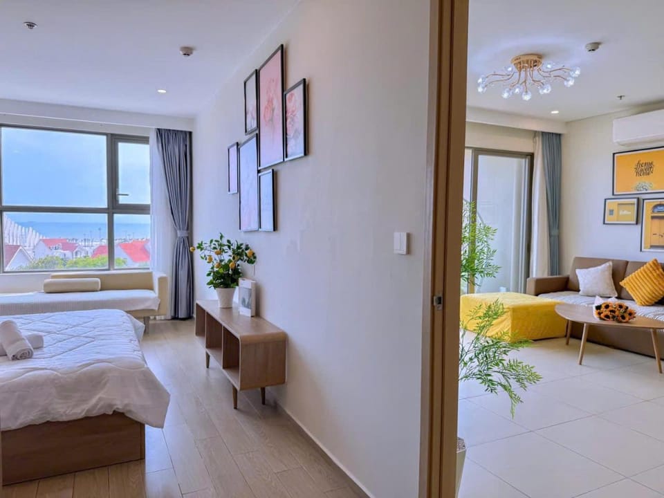Bed, Living room, Photo of the whole room, Seating area, Bedroom