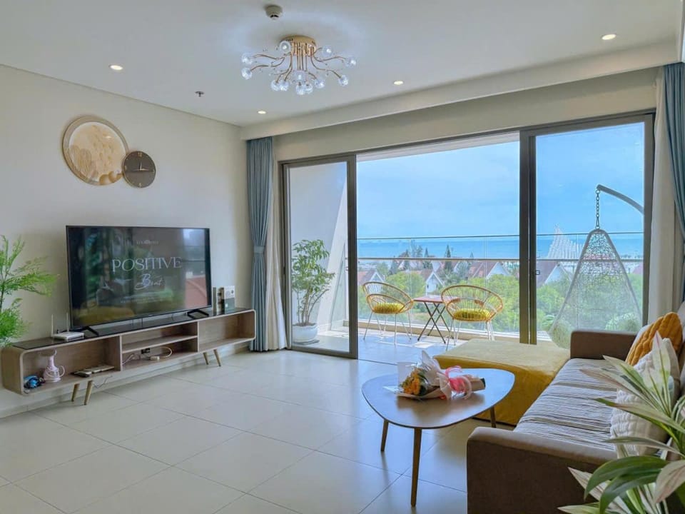 View (from property/room), Balcony/Terrace, Balcony/Terrace, Living room, Seating area, Dining area