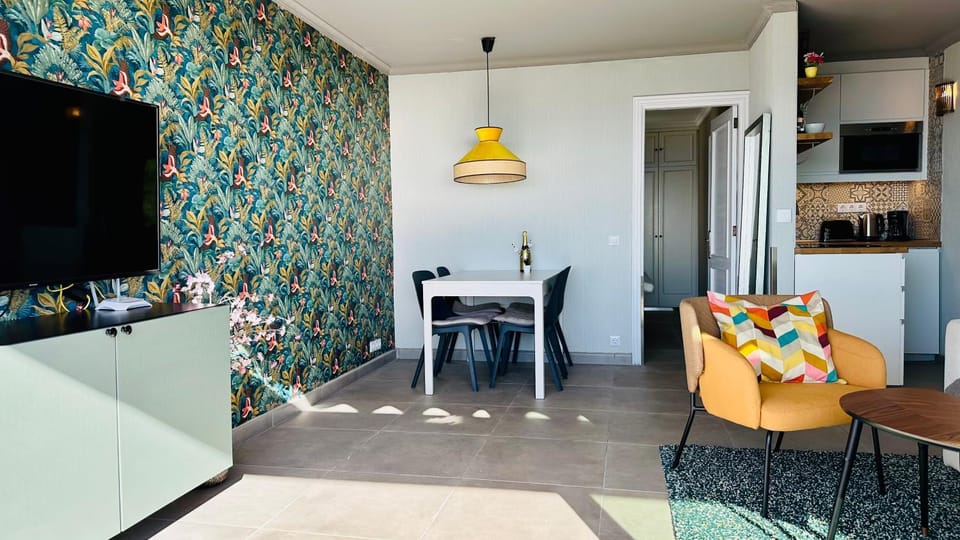 TV and multimedia, Kitchen or kitchenette, Living room, Seating area