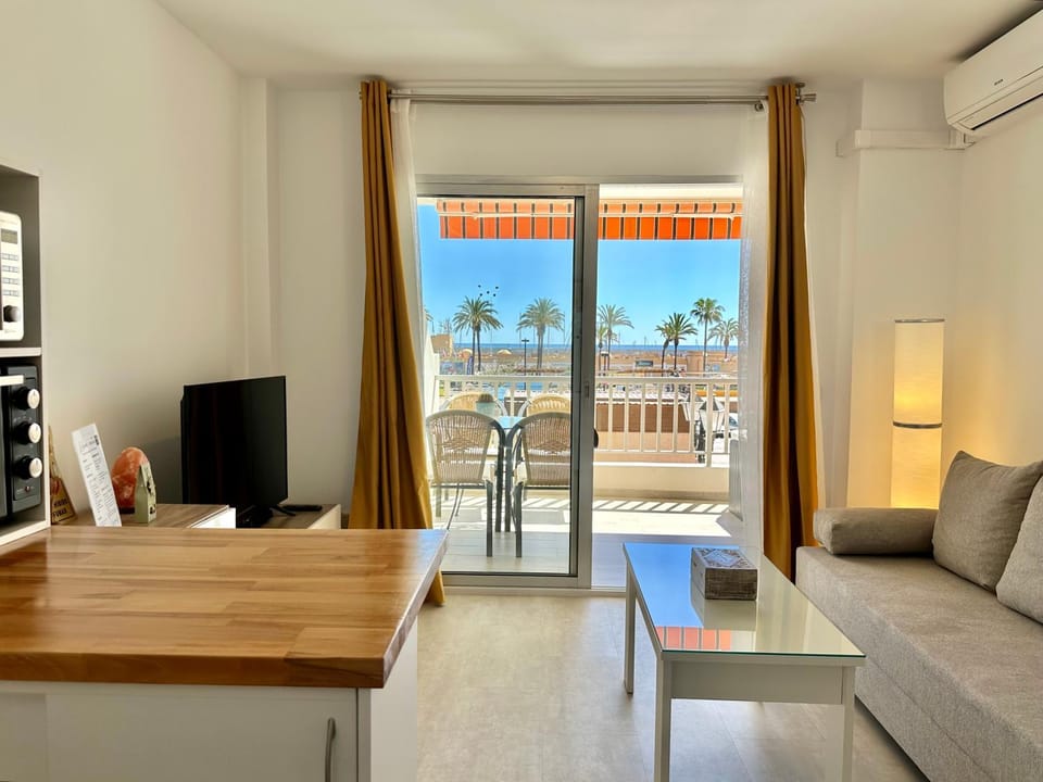 Communal lounge/ TV room, TV and multimedia, View (from property/room), Balcony/Terrace, Living room, Dining area, air conditioner