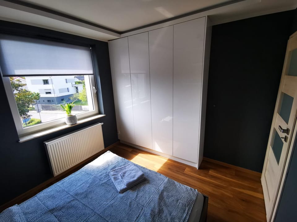Bedroom, City view, Street view