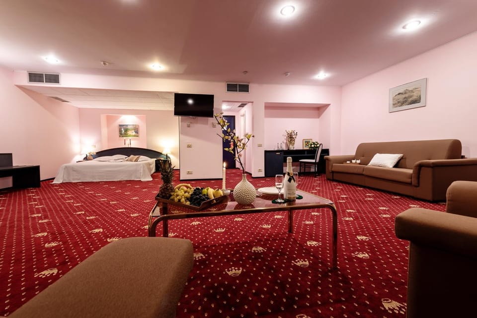 Bed, TV and multimedia, Living room, Seating area, Bedroom, Drinks