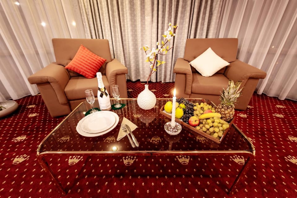 Living room, Food and drinks, Seating area, Drinks