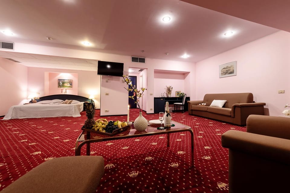 Bed, TV and multimedia, Living room, Photo of the whole room, Seating area, Bedroom