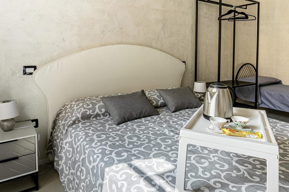 Bed, Coffee/tea facilities, Photo of the whole room, Bedroom