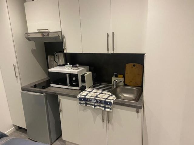 Kitchen or kitchenette, minibar