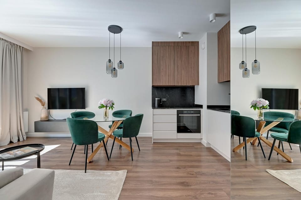 TV and multimedia, Kitchen or kitchenette, Living room, Seating area, Dining area, stove