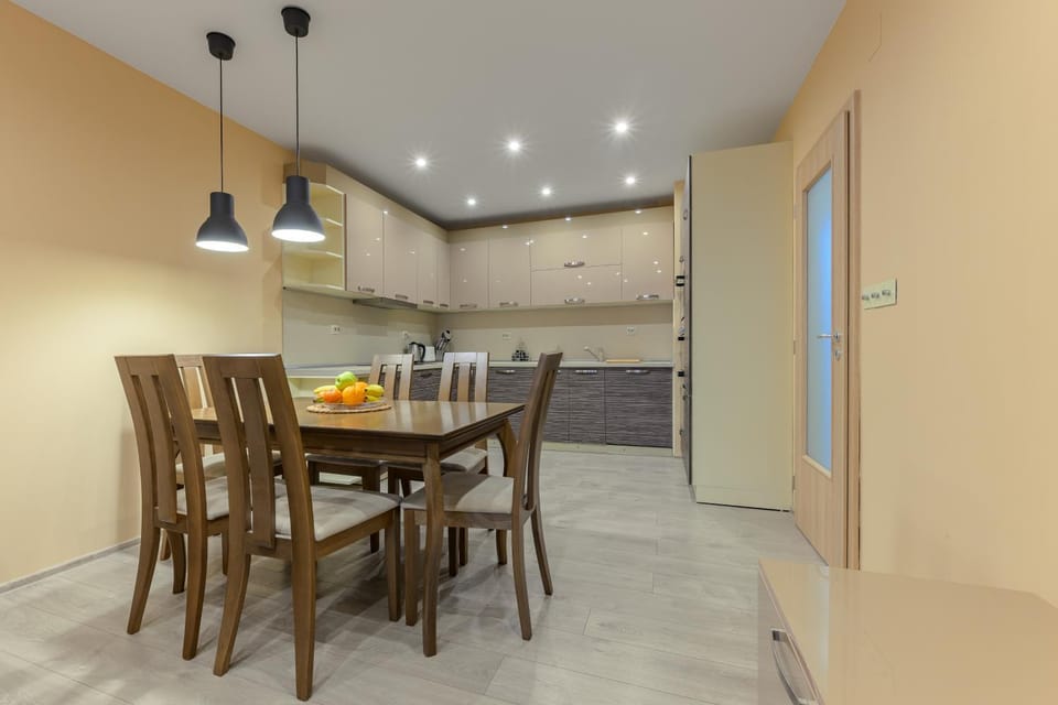 Kitchen or kitchenette, Living room, Seating area, Dining area, stove