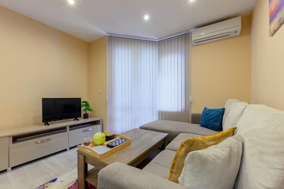 Communal lounge/ TV room, TV and multimedia, Living room, Seating area, Evening entertainment, air conditioner