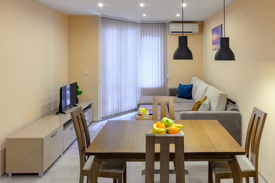 Communal lounge/ TV room, TV and multimedia, Living room, Food and drinks, Seating area, Dining area, Evening entertainment, Food