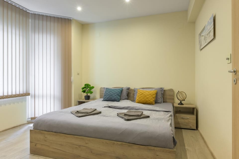 Bed, Photo of the whole room, Seating area, Bedroom, towels