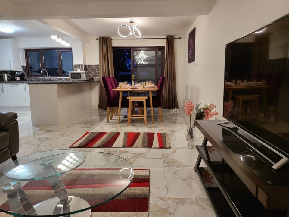 2026 Winner of Travelers Award - Four Bedroom Houses & Studio Apartments - HS2 Contractors - NEC - Birmingham Airport - BCU & Aston University - Heartland Hospital - Jaguar - Star City Apartment in Metropolitan Borough of Solihull