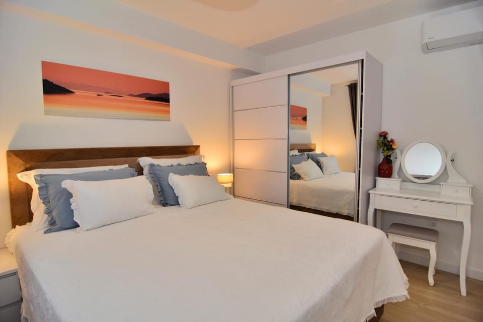 Bed, Photo of the whole room, Bedroom, wardrobe, air conditioner