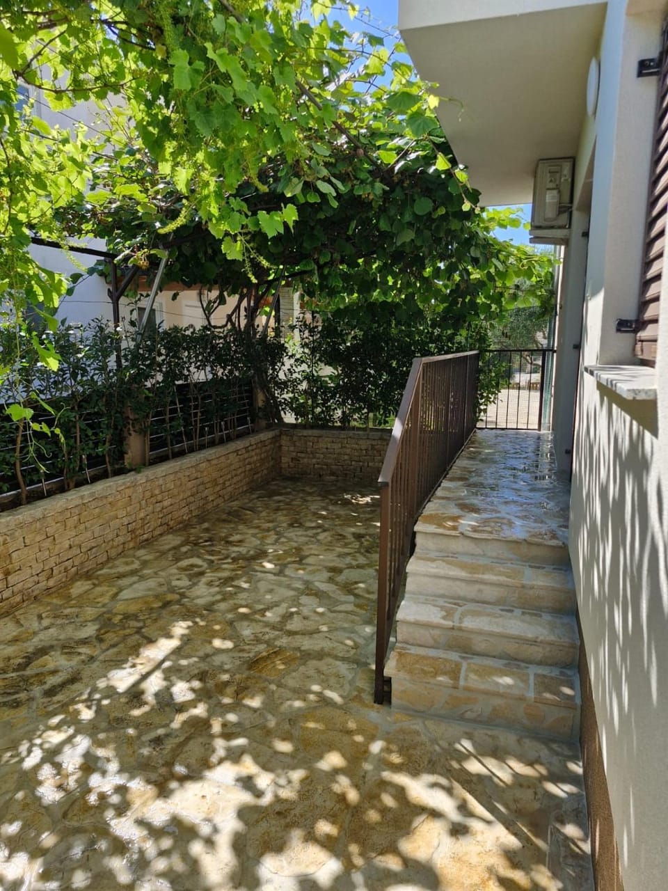 Property building, Day, Balcony/Terrace