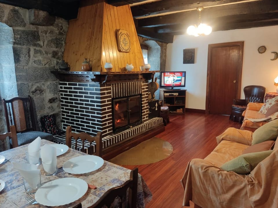 Communal lounge/ TV room, TV and multimedia, Living room, Seating area, Dining area, Evening entertainment, flat iron