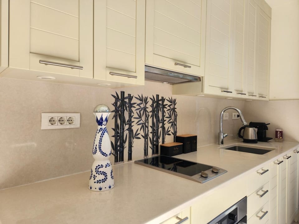 Coffee/tea facilities, Kitchen or kitchenette