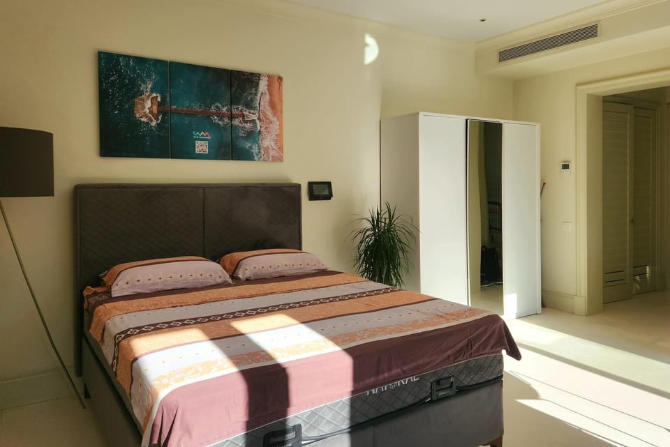 Bed, Living room