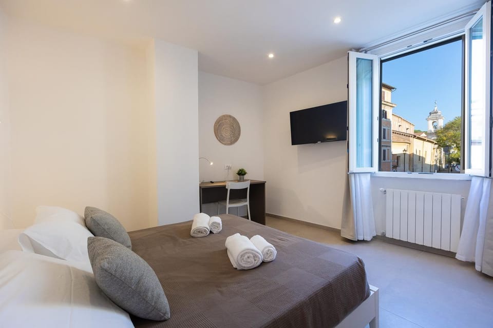 Bed, TV and multimedia, Photo of the whole room, Bedroom