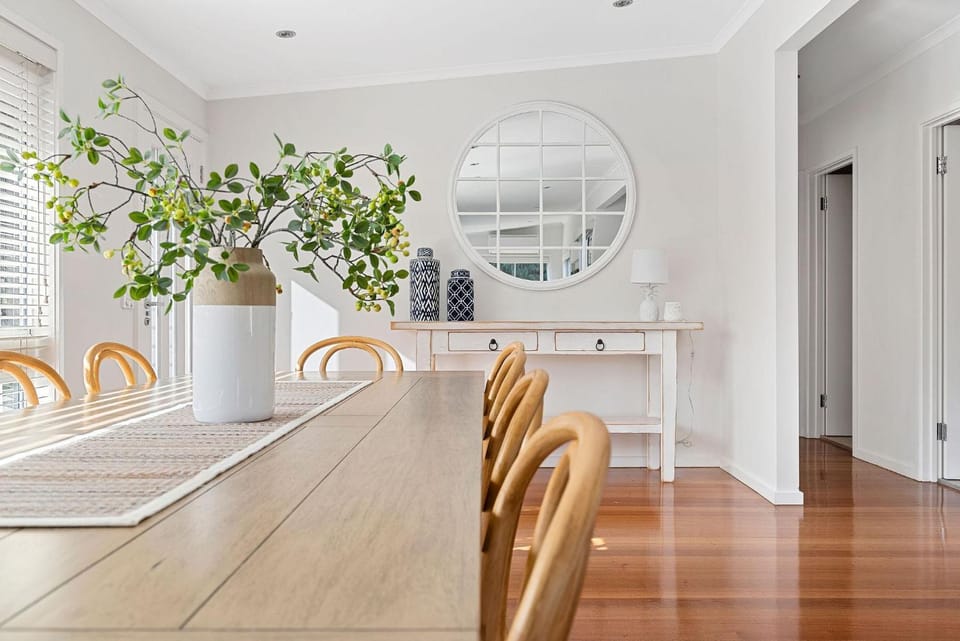 Holiday Haven with Pool House in Portsea