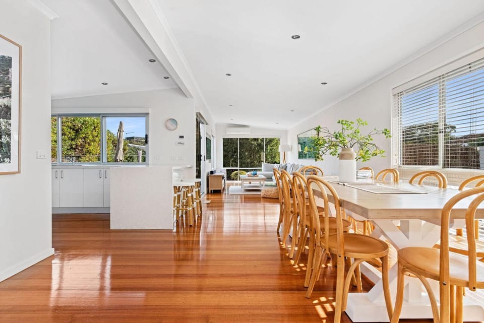 Holiday Haven with Pool House in Portsea