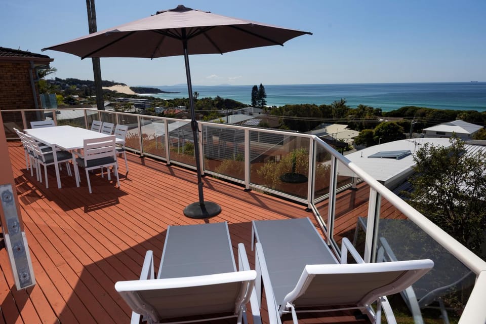 View (from property/room), Balcony/Terrace, Dining area, Sea view, sunbed