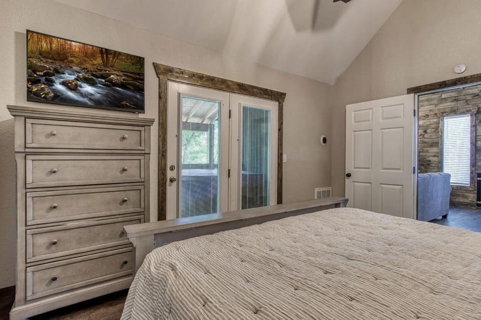 Smoky Vista Cottage, Hot Tub, WIFI, Mtn Views, 560 FREE tickets each paid day! House in Gatlinburg