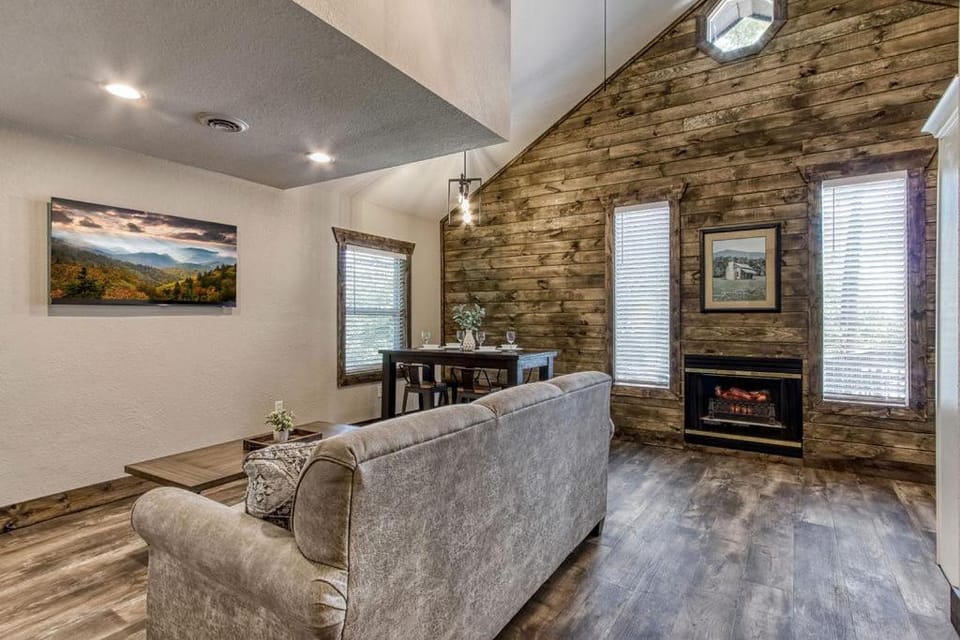 Smoky Vista Cottage, Hot Tub, WIFI, Mtn Views, 560 FREE tickets each paid day! House in Gatlinburg