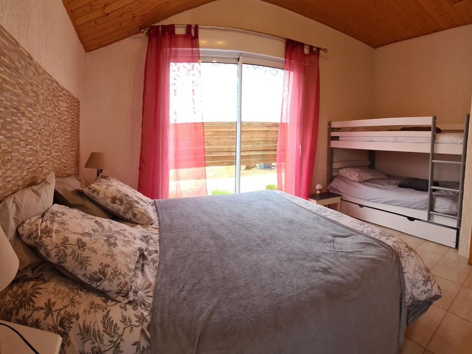 Maison rénovée avec jardin partagé de 2000m² à 1,3 km de la plage Clemenceau, idéale pour 4 personnes - FR-1-426-510 House in Pays de la Loire