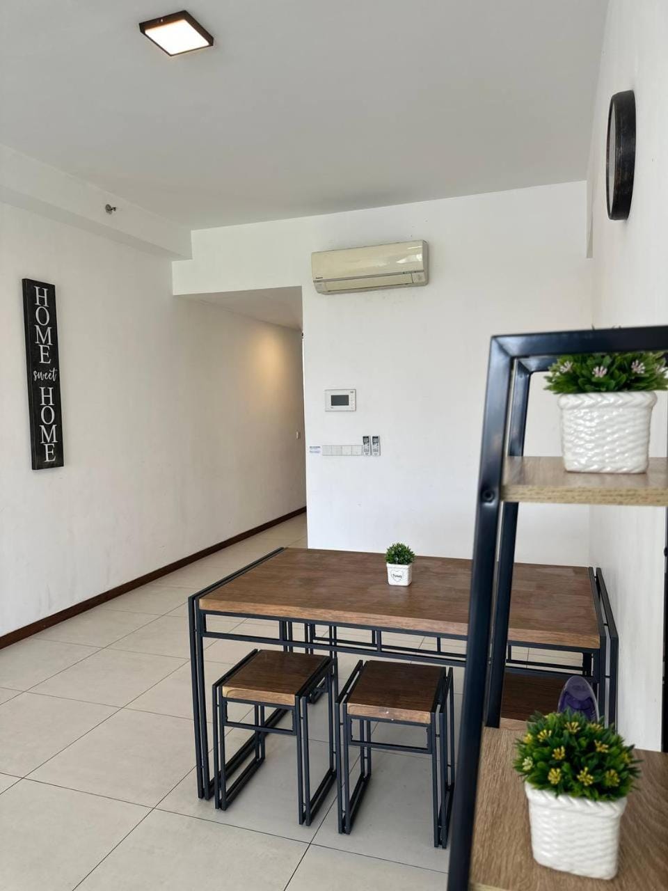 Seating area, Dining area, air conditioner