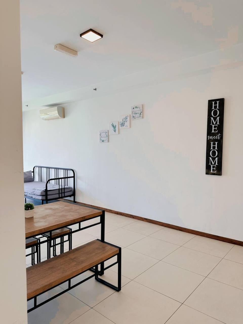 Bed, Living room, Seating area, Dining area, air conditioner